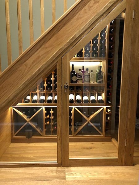 3 aménagement petite cave à vin sous escalier