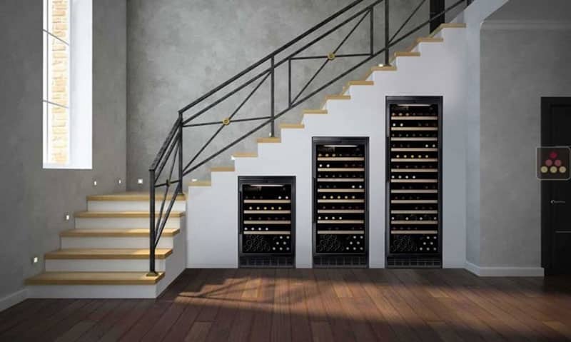 cave à vin sous un escalier
