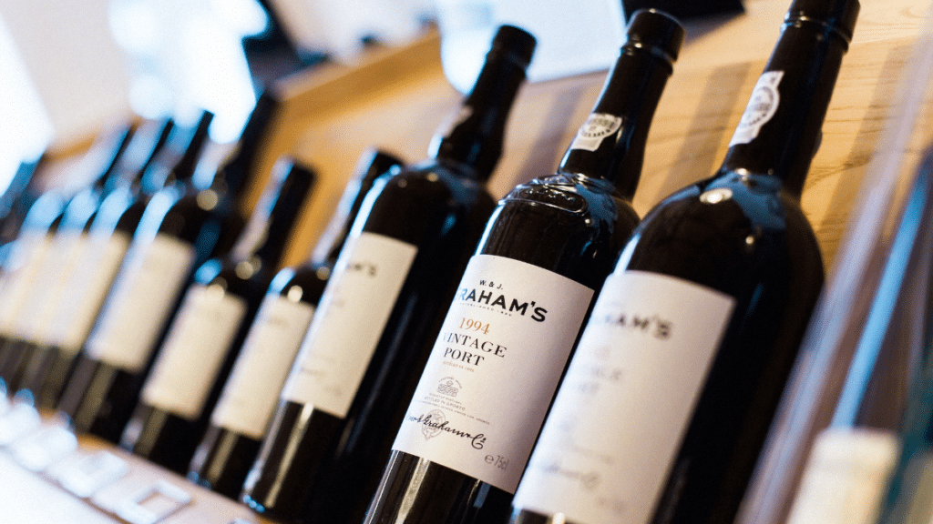 Y a-t-il des réglementations spécifiques à prendre en compte lors d'une commande groupée de vins ?